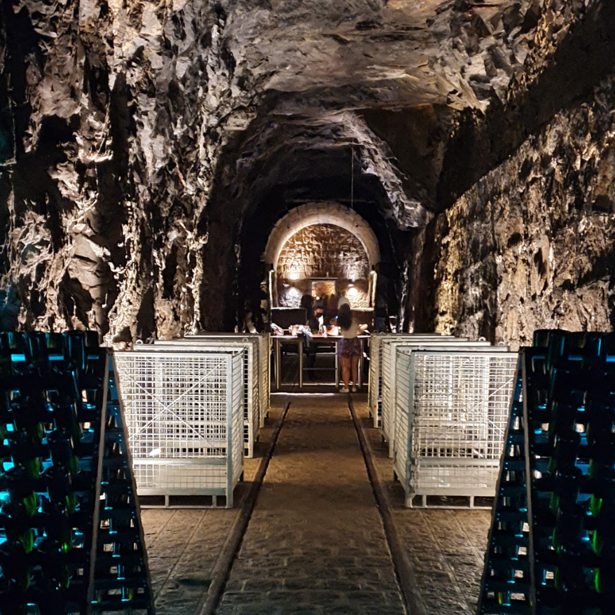 A cave dentro do túnel ferroviário desativado é a grande atração da visita